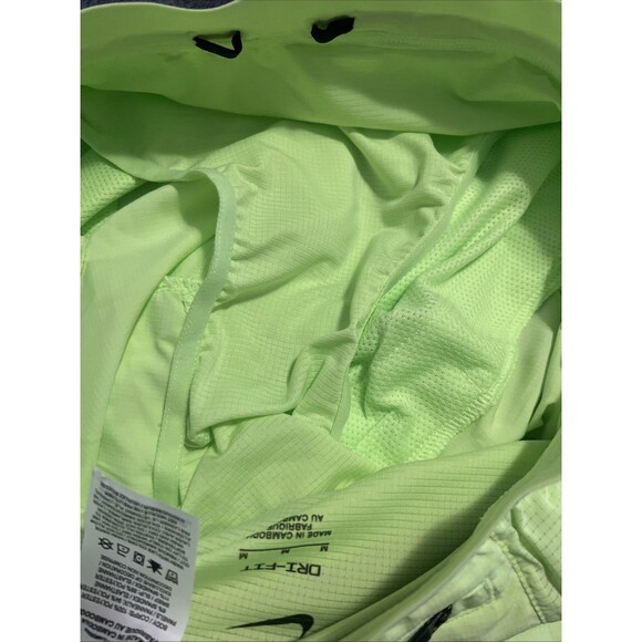 Medium MENS NIKE STRIDE RUNNING SHORTS  GHOST GREEN DM4761 358 - Picture 7 of 7